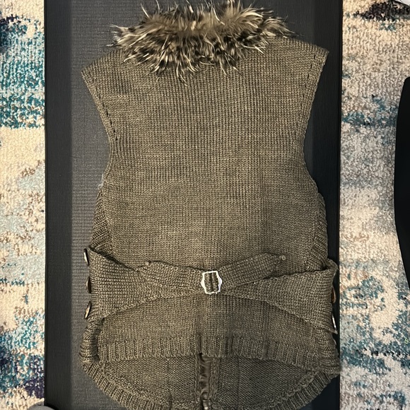 Adorable sweater vest with faux fur trim ladies size small - Picture 3 of 4